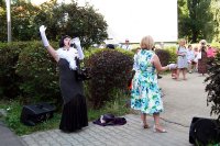 Zdjęcie z występu plenerowego p.t. „Lata  dwudzieste, lata  trzydzieste”  dla mieszkańców  o
